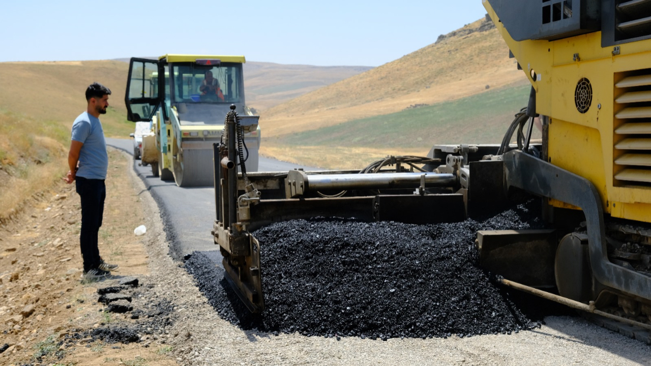 Hamur’da Köy Yolları Asfaltla Buluşuyor