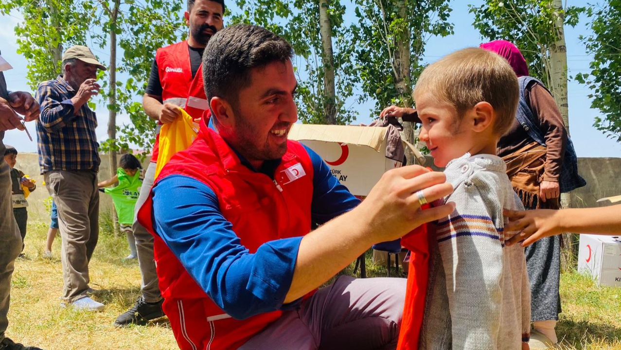 Türk Kızılay Doğubayazıt Gönüllülerinden  Giyim Yardımı