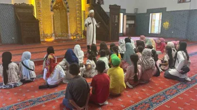 Kur’an kursu öğrencileri Hüsrev Paşa Camii’nin manevi atmosferini teneffüs etti