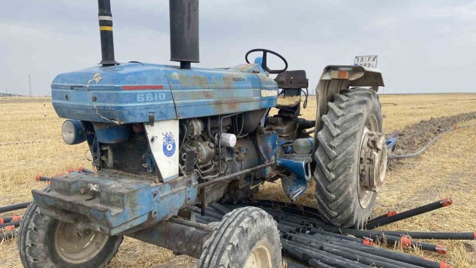 Babası tarla sürerken traktörden düşen çocuk hayatını kaybetti