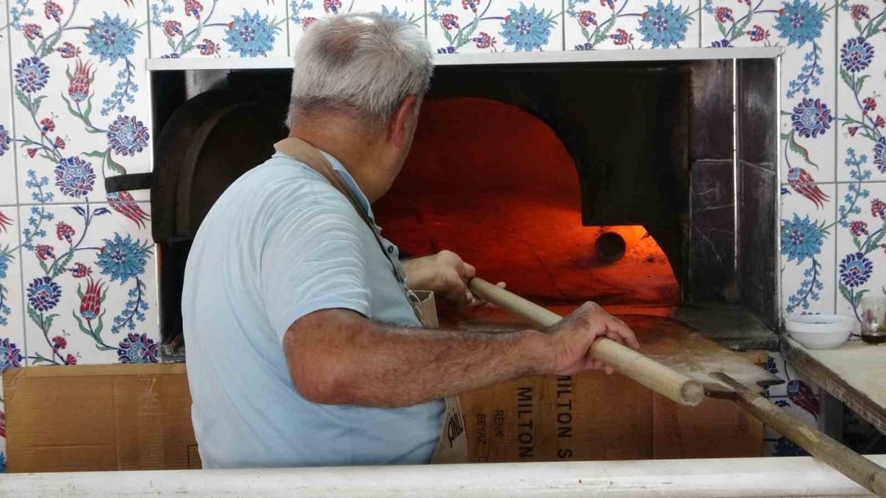 Fırıncılar 300 derecelik ateşle mücadele ediyor