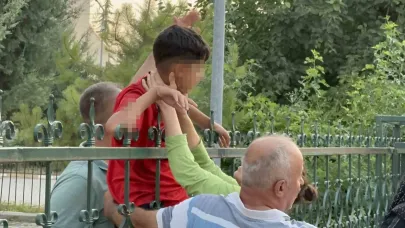 Okul bahçesine girmek isterken koluna demir saplandı, hastaneye demirle kaldırıldı