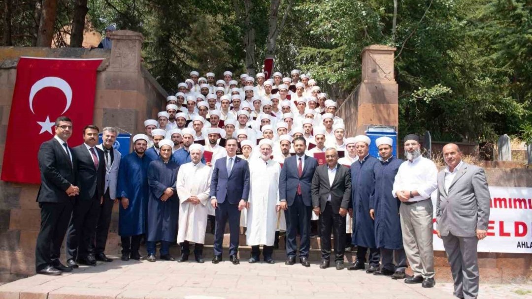 Bitlis'in Ahlat ilçesinde 83 öğrenci mezun olarak hafız oldu