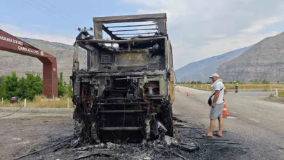Seyir Halindeki Tır Bir Anda Alev Aldı