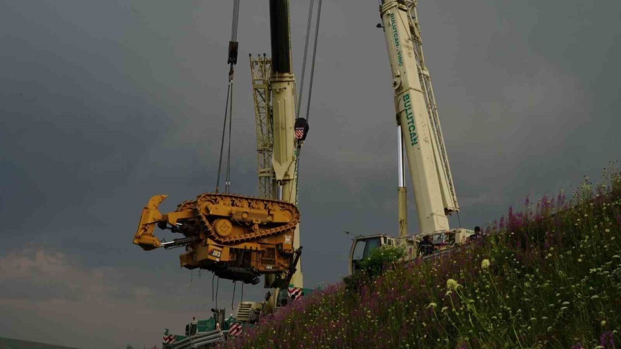 Posof'ta uçuruma yuvarlanan TIR dorsesi ve dozer vinçle çıkartıldı