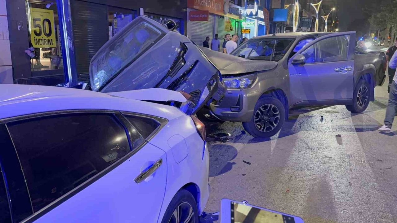 Bitlis'te 3 araçlı zincirleme trafik kazası