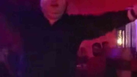 Pavyonda göbek attı, terfi aldı