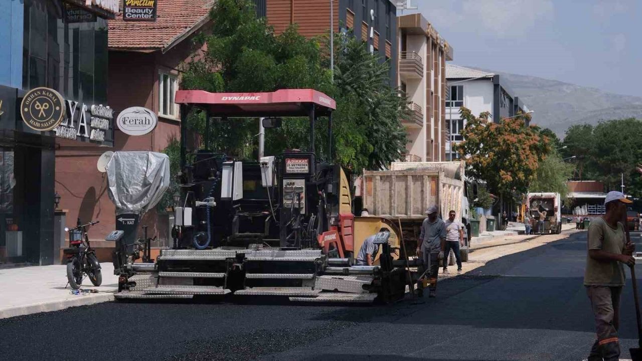 Muhsin Yazıcıoğlu Caddesi’nde asfalt serim çalışması başladı