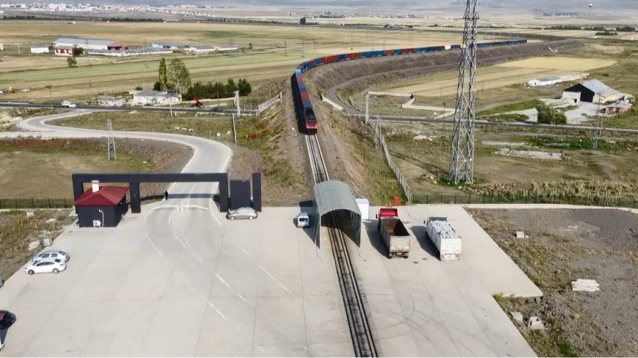 Kars Asya ile Avrupa’yı demiryoluyla birbirine bağlıyor