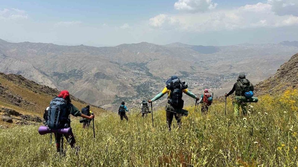 Vanlı dağcılar aynı gün Artos ve Sümbül Dağı’nda  zirve yaptı