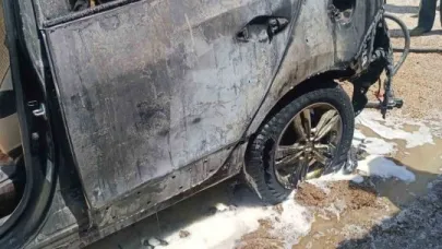 Park halindeki otomobil bir anda alev aldı