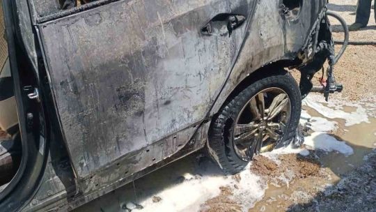 Park halindeki otomobil bir anda alev aldı