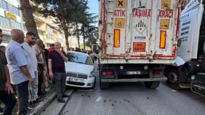 Seyir halinde kalp krizi geçiren tır sürücüsü otomobile çarptı: 2 yaralı