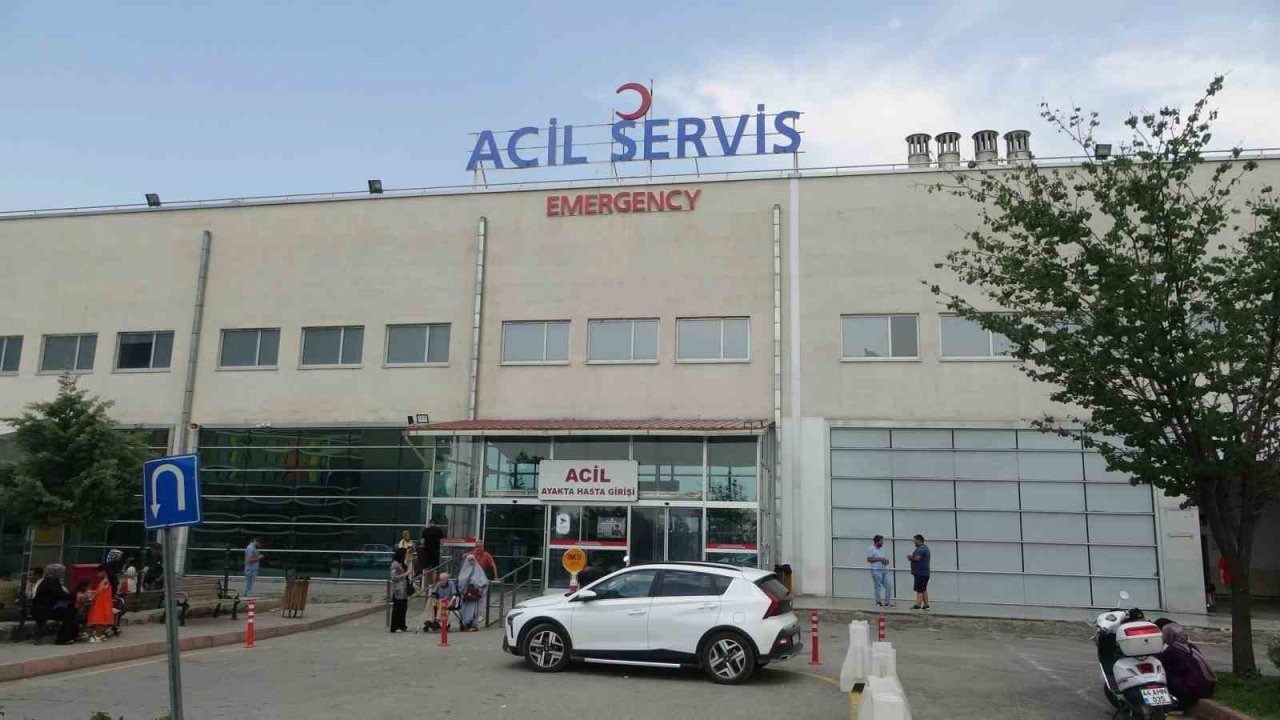 Pikap karşıdan karşıya geçen yayaya çarptı: 1 yaralı