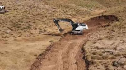 Erciş Belediyesi Topraklı Mahallesinde Yol Yapım Çalışmalarına Başladı