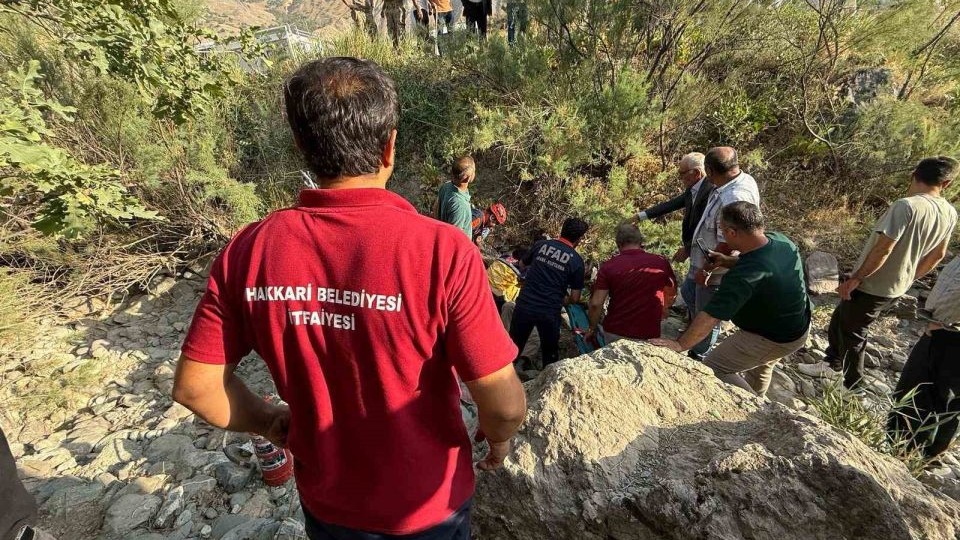 Uçurumdan Yuvarlanan Araçtaki Sürücü Yaralandı