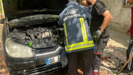 Van'da park halindeki otomobil yandı