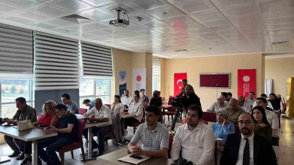 Habercilere yapay zekâ destekli medya eğitimi