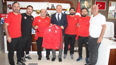 Çakmur’a Ay-Yıldızlı forma
