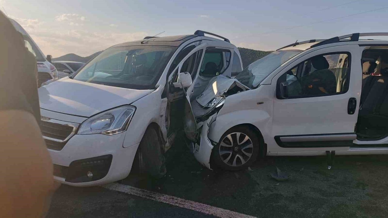 Bingöl’de iki hafif ticari araç çarpıştı: 11 yaralı