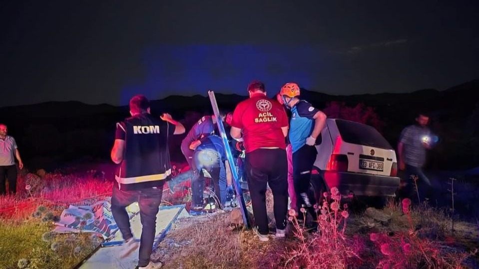 Ata çarpan otomobildeki 2 kişi yaralandı