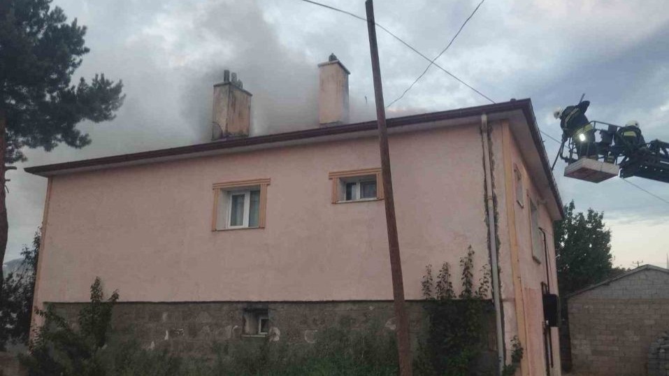 İki katlı evin çatısında çıkan yangın büyümeden söndürüldü