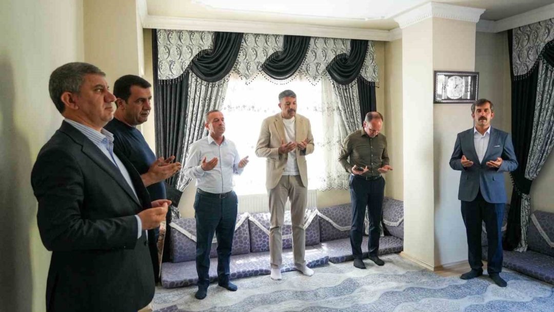Hakkâri Valisi Ali Çelik,ten şehit ailelerini ziyaret