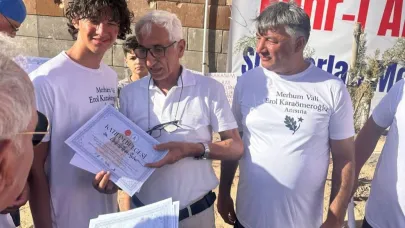 Ahlat’ta yüzme maratonunun en küçüğü 3,5 saatte hedefe ulaştı