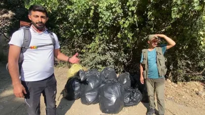 Kaval Şelalesi’nde 13 torba çöp toplandı