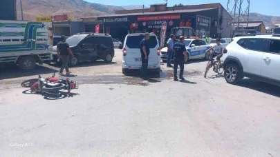 Motosiklet ile hafif ticari araç çarpıştı: 2 yaralı