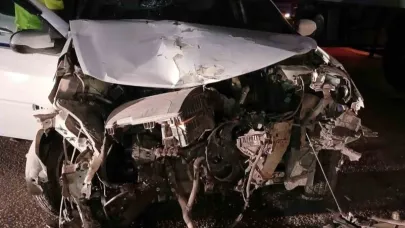 Tır ile otomobilin karıştığı kazada 3 kişi yaralandı
