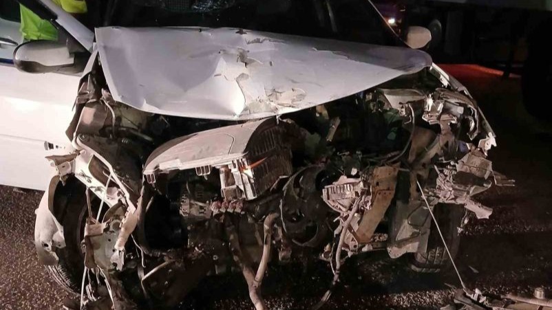 Tır ile otomobilin karıştığı kazada 3 kişi yaralandı
