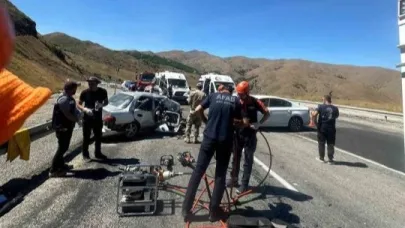 İki otomobil çarpıştı: Feci kazada 3 ölü, 6 yaralı