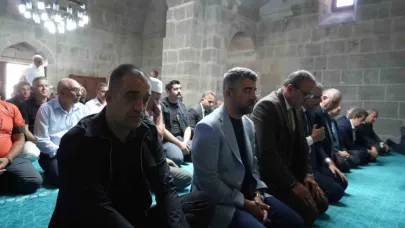 Erzurum bir ilk; Kale Mescit'te cuma namazı