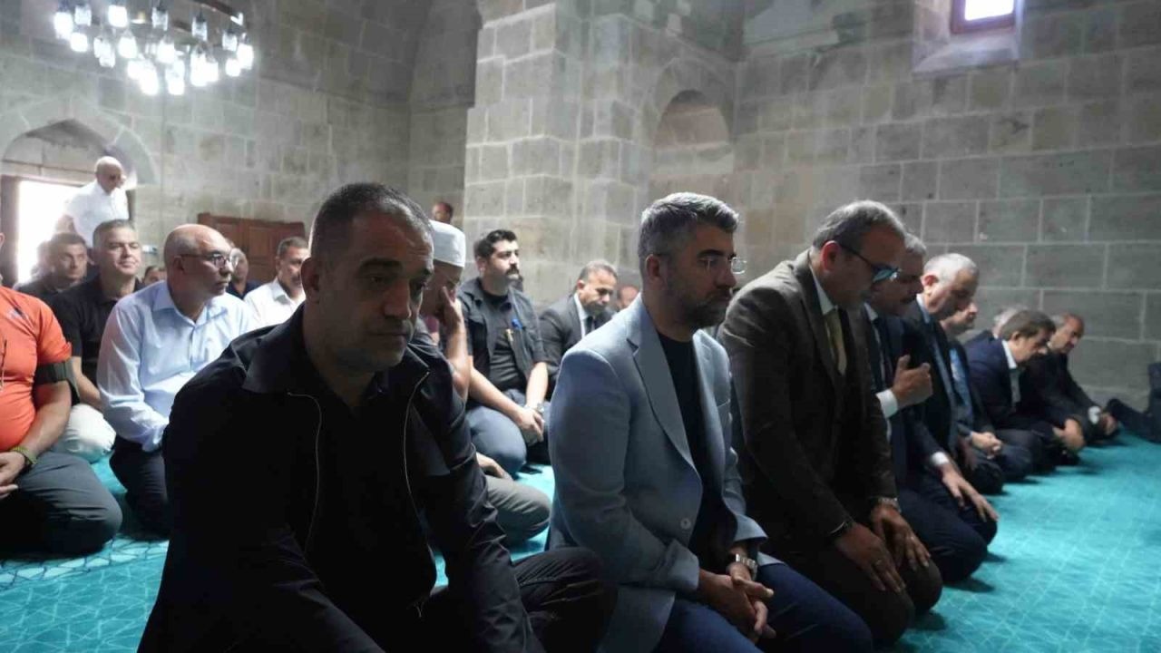 Erzurum bir ilk; Kale Mescit'te cuma namazı