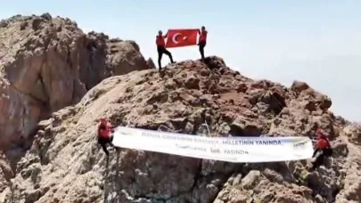 Van’da JAK ekipleri Erek Dağı zirvesinde Türk bayrağını dalgalandırdı
