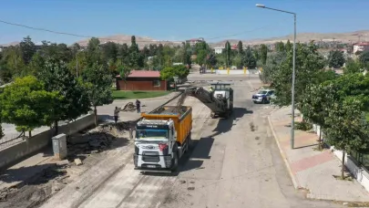 Van Büyükşehir Belediyesi Caddenin asfaltını değişiyor