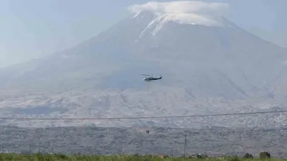 Ağrı Dğı eteklerinde gerilim hatları için helikopterle korumalar takılıyor