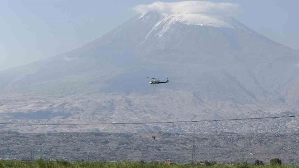 Ağrı Dğı eteklerinde gerilim hatları için helikopterle korumalar takılıyor