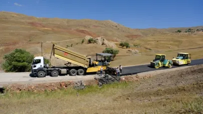 Taşlıçay’da yol yapım çalışmaları devam ediyor