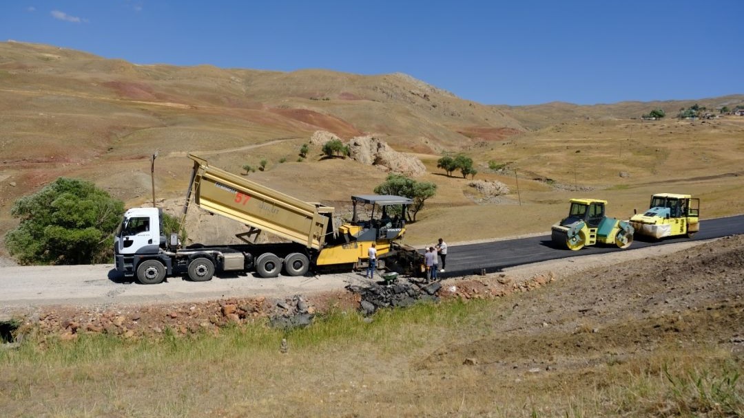 Taşlıçay’da yol yapım çalışmaları devam ediyor