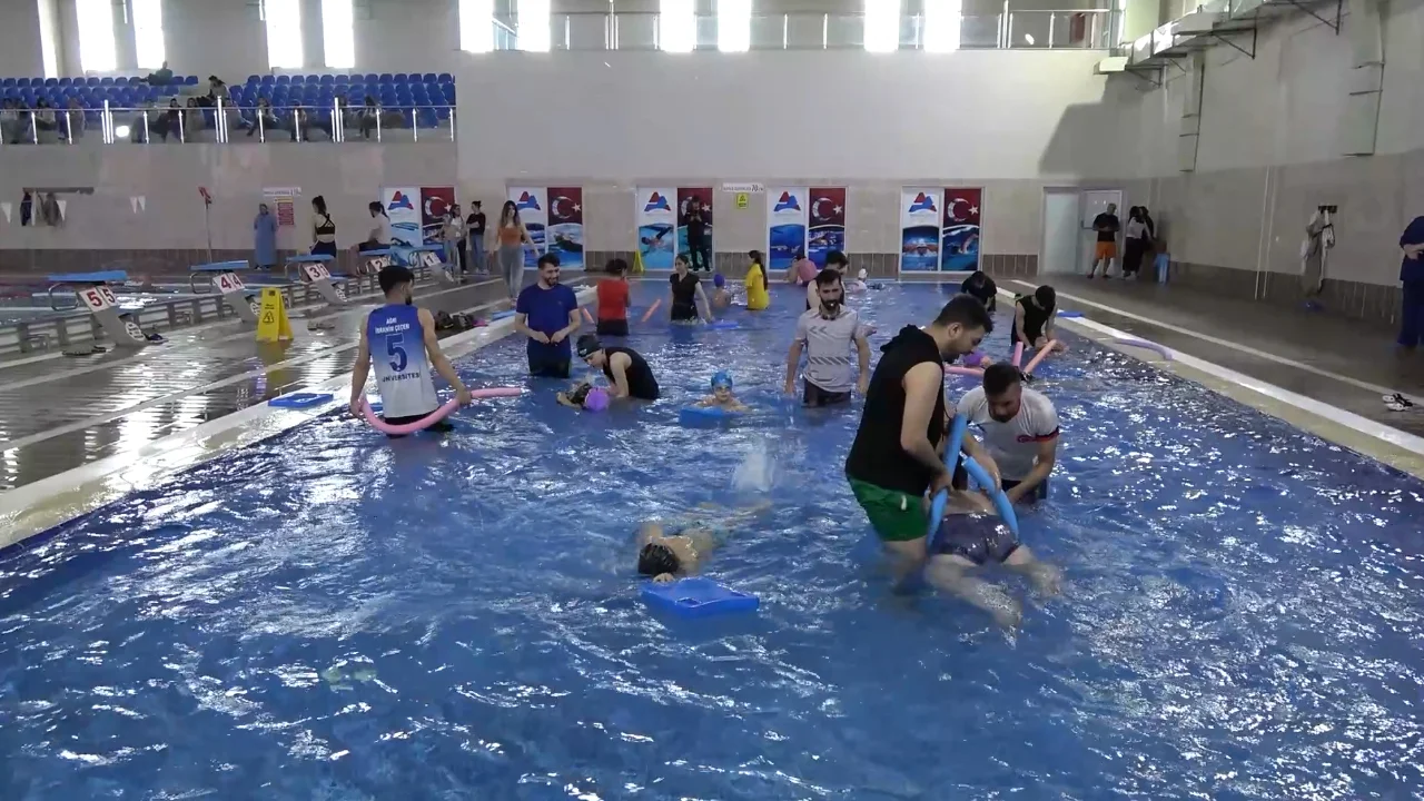 Ağrı’da Sıcaklardan Bunalan Vatandaşların Adresi Yarı Olimpik Havuz Oldu