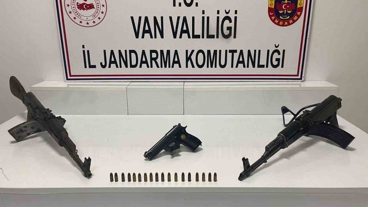 Başkale'de silah kaçakçılarına operasyon