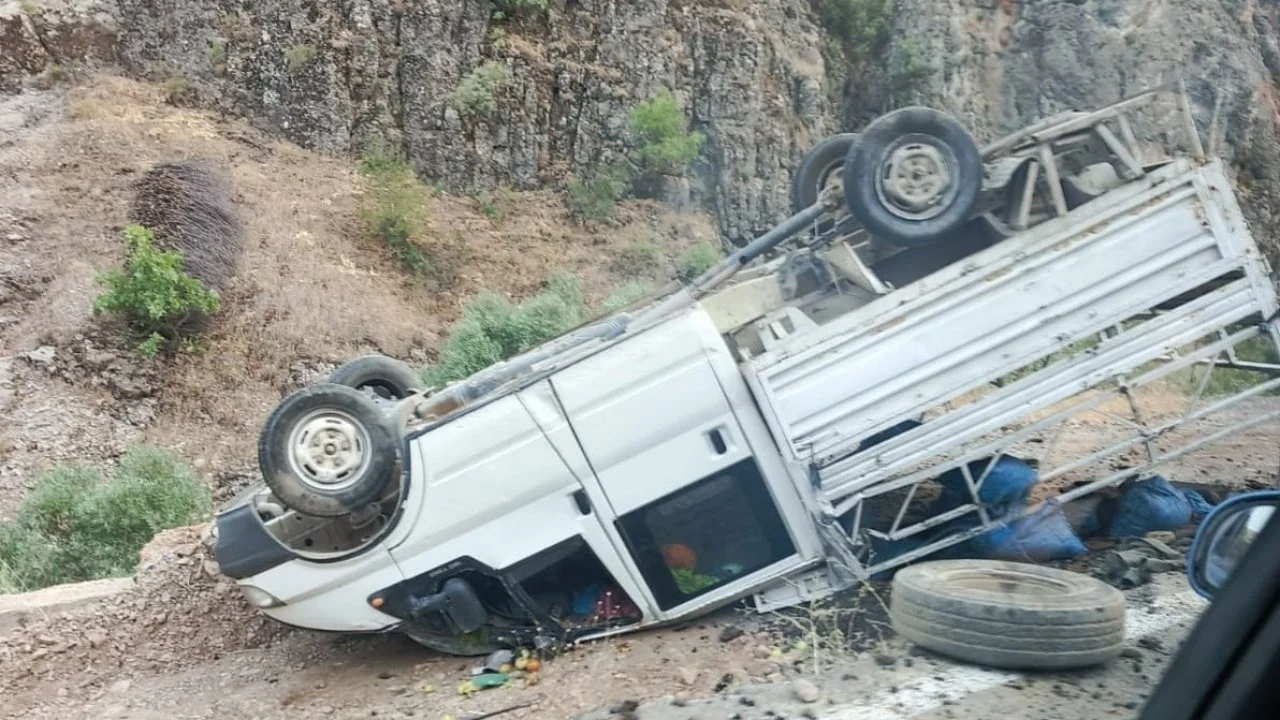 Takla atan kamyonette 2 kişi yaralandı