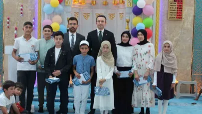 Çaldıran Kaymakamı ve Müftüsü Kuran Kursu öğrencilerinin belgelerini takdim ettiler