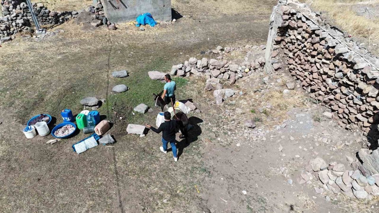 Hala Eşek sırtında su taşınıyor