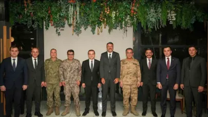 Hakkari’de tayini çıkan komutanları veda yemeği