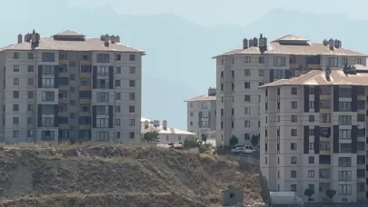 Yüksekova’yı toz bulutu kapladı: Cilo dağları gözden kayboldu