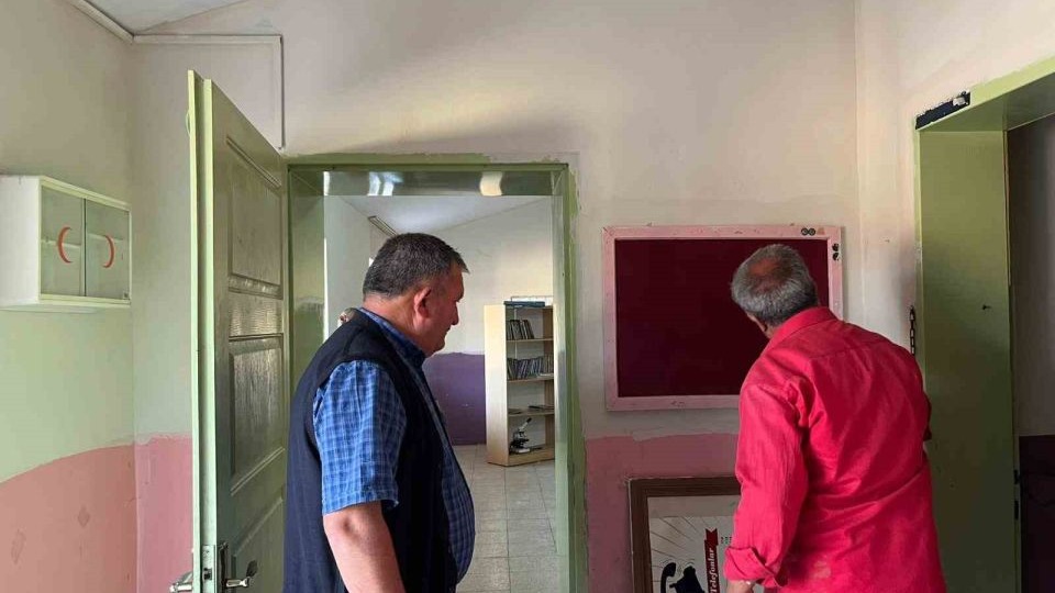 Kars’ta hayırsever iş insanı köy okulunu boyattı