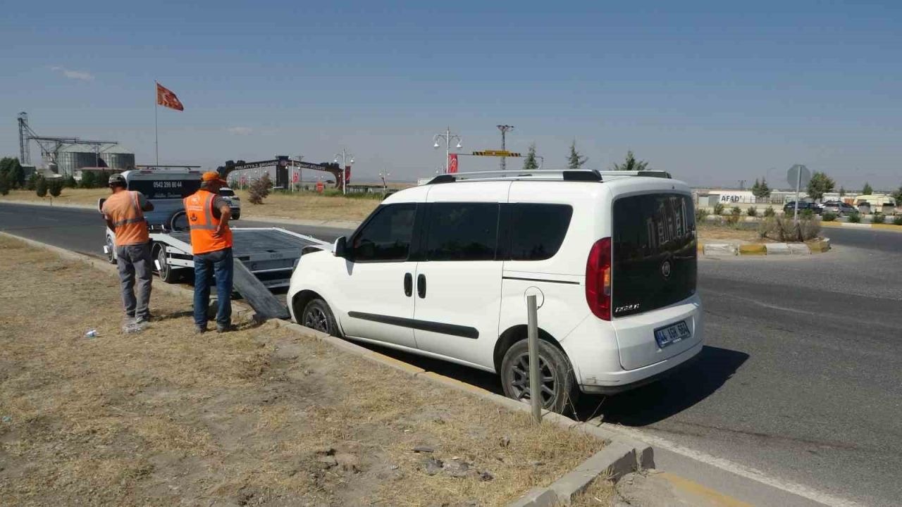 Hafif ticari araç ile otomobil çarpıştı: 2 yaralı